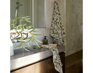 https://s3-ap-southeast-2.amazonaws.com/fusionfactory.commerceconnect.bbnt.production/pim_media/000/167/119/AUS_LS_Bathroom-Birdsong_Towels_Solace_Accessories_SI.jpg?1722922494