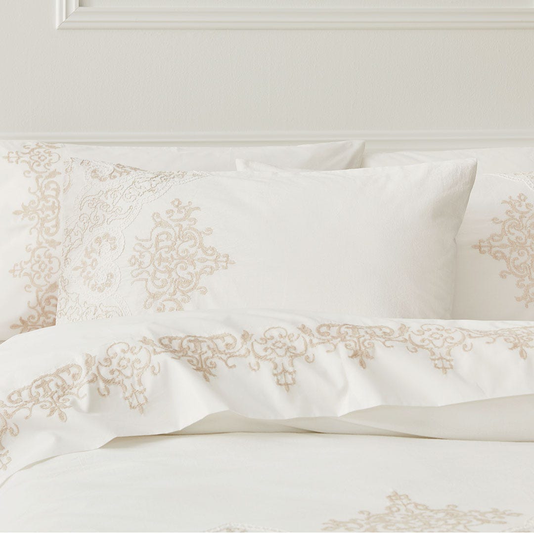 https://s3-ap-southeast-2.amazonaws.com/fusionfactory.commerceconnect.bbnt.production/pim_media/000/167/412/B_B_S24-25_Bedlinen_BOP_Jolie_QQC_Pillow_SI.jpg?1723430201