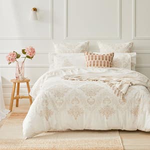 https://s3-ap-southeast-2.amazonaws.com/fusionfactory.commerceconnect.bbnt.production/pim_media/000/167/418/B_B_S24-25_Bedlinen_BOP_Jolie_QQC_SI.jpg?1723430254