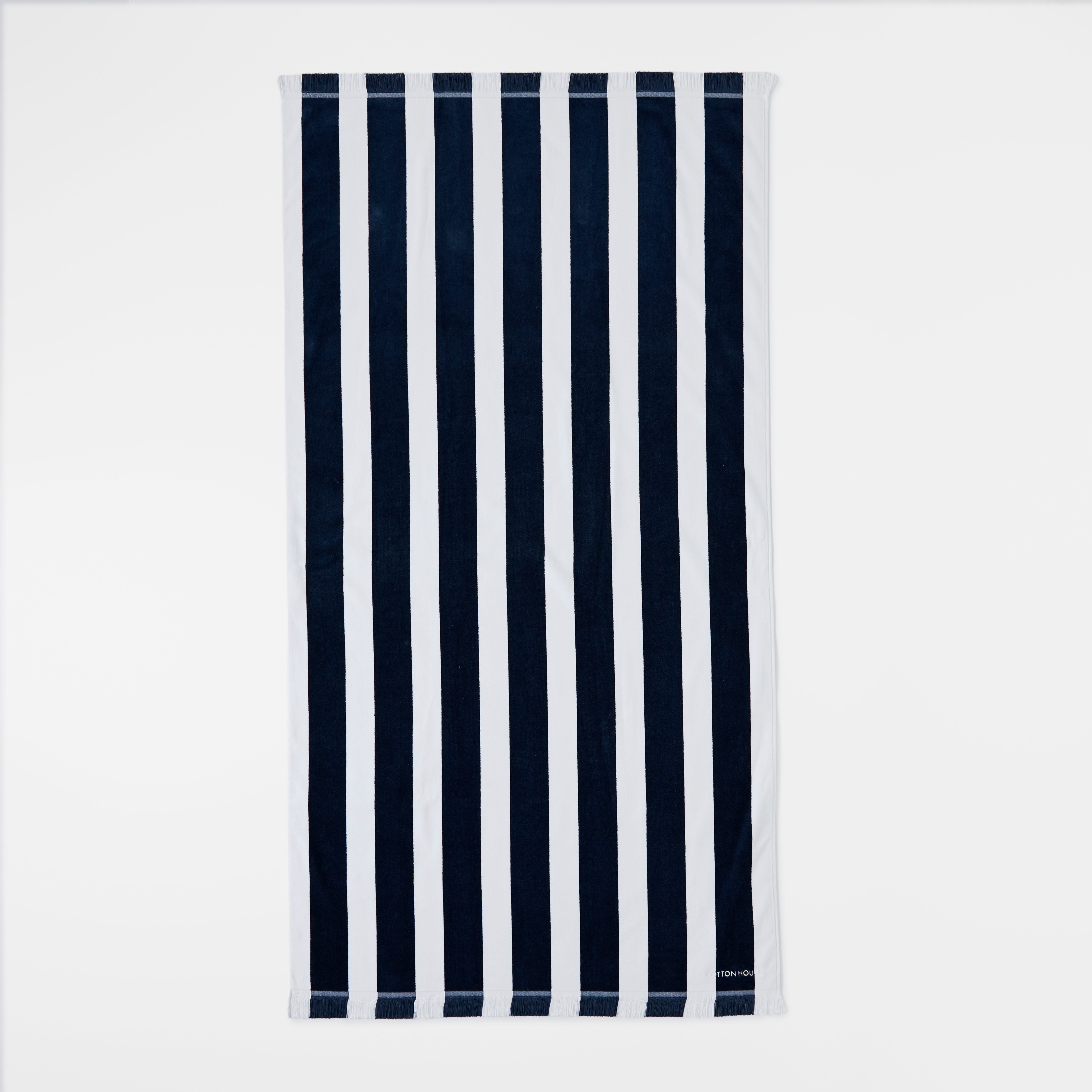 https://s3-ap-southeast-2.amazonaws.com/fusionfactory.commerceconnect.bbnt.production/pim_media/000/166/855/CH_Balmoral-Beach-Towel_Navy-Ivory_20231901.jpg?1721971674
