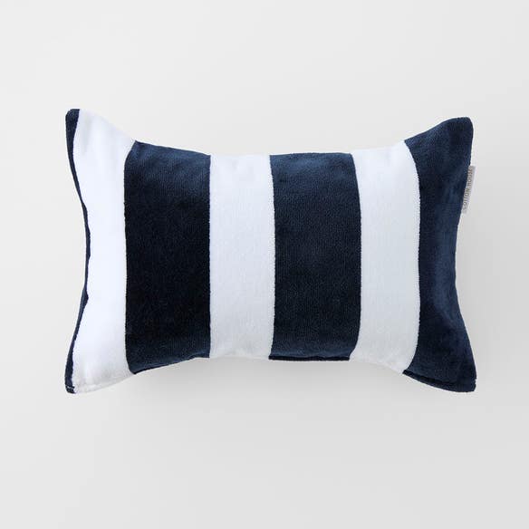 https://s3-ap-southeast-2.amazonaws.com/fusionfactory.commerceconnect.bbnt.production/pim_media/000/201/272/CH_S25-26_Balmoral-Beach-Pillow_Navy-Ivory_26505301_SI.jpg?1758073752