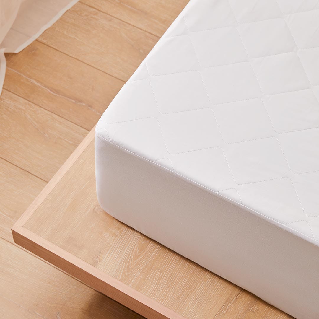 https://s3-ap-southeast-2.amazonaws.com/fusionfactory.commerceconnect.bbnt.production/pim_media/000/150/927/Core_Matress-Pillow-Protector_LS_Bedding_Bamboo-Matress-Detail_SI.jpg?1686612688