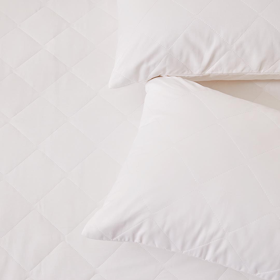 https://s3-ap-southeast-2.amazonaws.com/fusionfactory.commerceconnect.bbnt.production/pim_media/000/150/930/Core_Matress-Pillow-Protector_LS_Bedding_Bamboo-Pillow-Detail-2_SI.jpg?1686612707