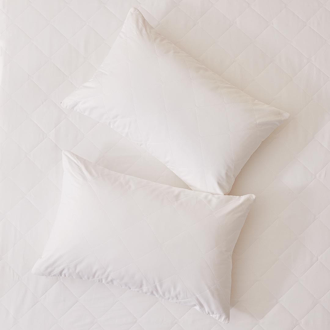 https://s3-ap-southeast-2.amazonaws.com/fusionfactory.commerceconnect.bbnt.production/pim_media/000/150/929/Core_Matress-Pillow-Protector_LS_Bedding_Bamboo-Pillow-Hero_SI.jpg?1686612702