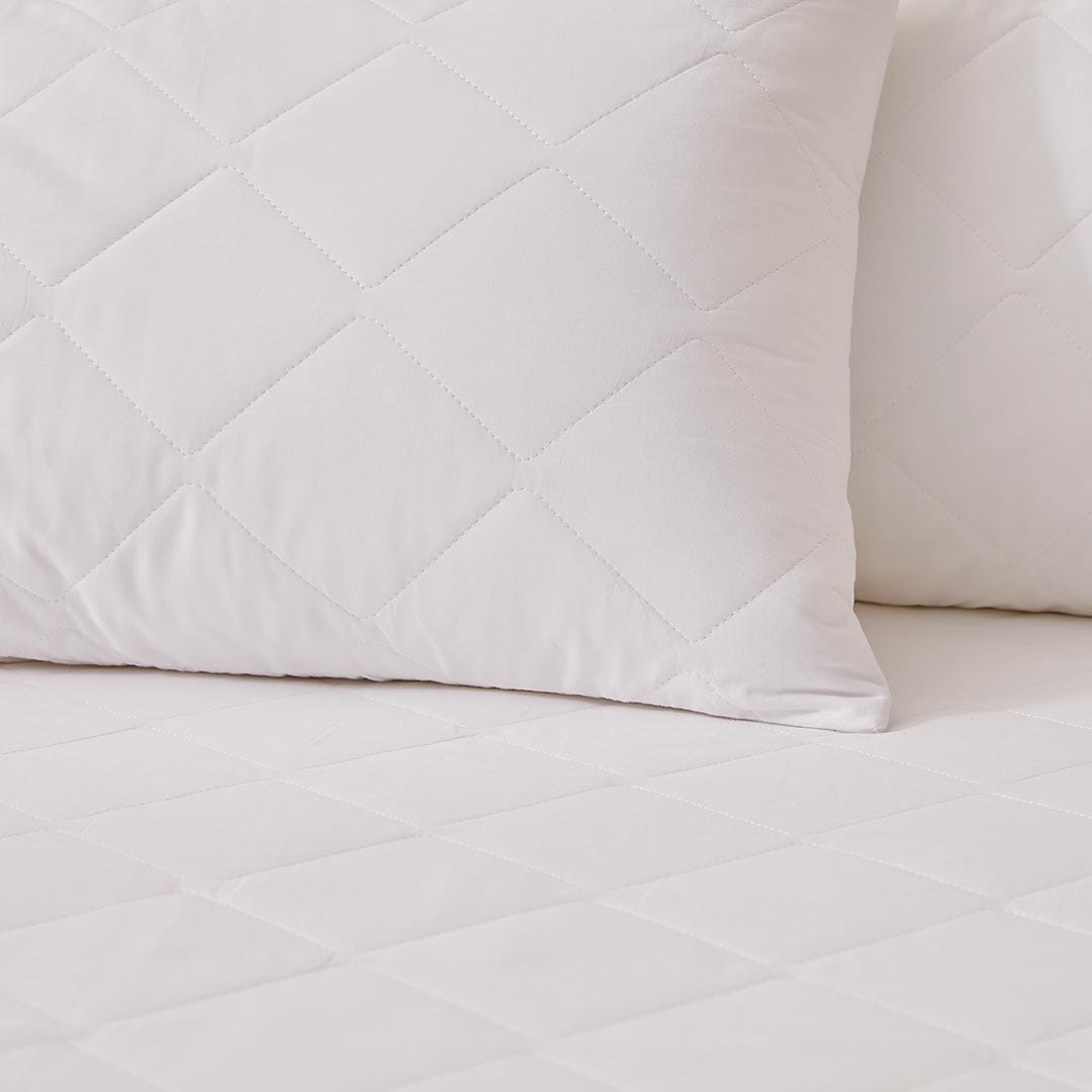 https://s3-ap-southeast-2.amazonaws.com/fusionfactory.commerceconnect.bbnt.production/pim_media/000/150/955/Core_Matress-Pillow-Protector_LS_Bedding_Cotton-Pillow-Detail_SI.jpg?1686613246