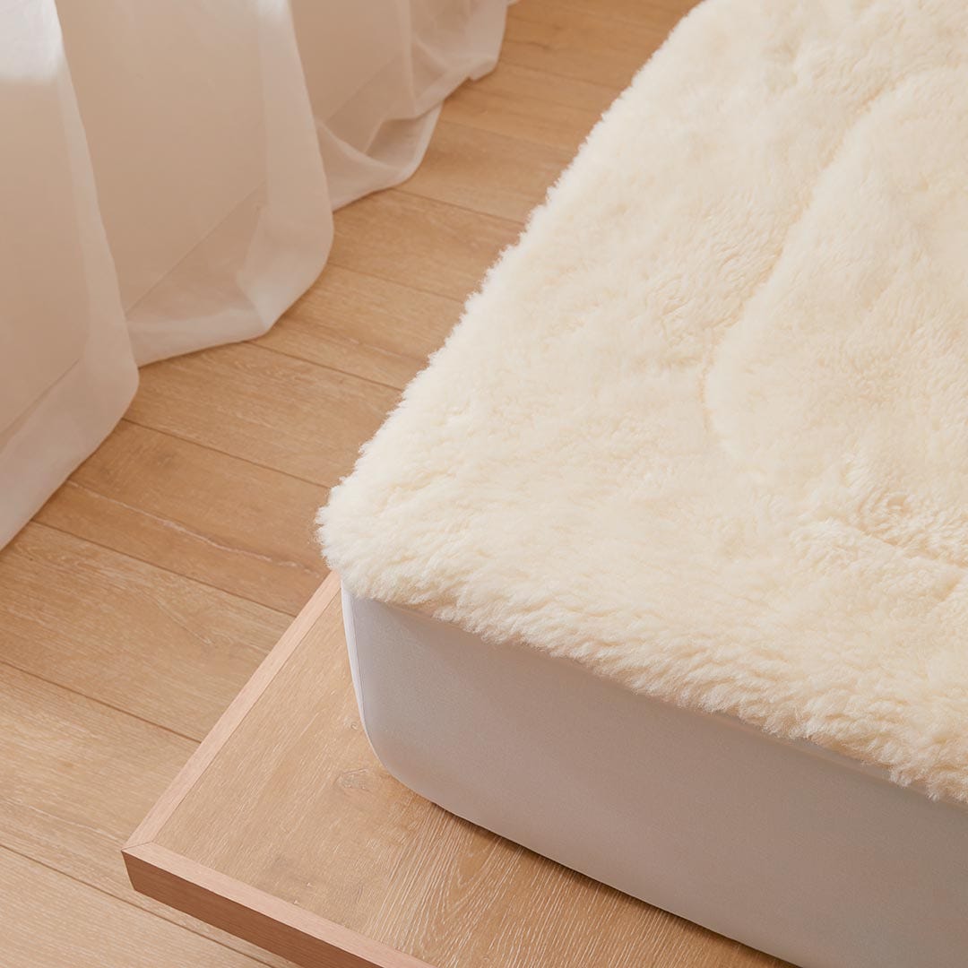 https://s3-ap-southeast-2.amazonaws.com/fusionfactory.commerceconnect.bbnt.production/pim_media/000/150/973/Core_Mattress_-Wool-Under-Blanket_LS_Bedding-Detail_SI.jpg?1686614356