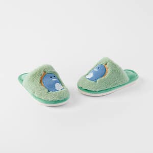 https://s3-ap-southeast-2.amazonaws.com/fusionfactory.commerceconnect.bbnt.production/pim_media/000/188/999/LF_Rex-Kids-Slipper_Med_Rex_26126701_SI.jpg?1738885708