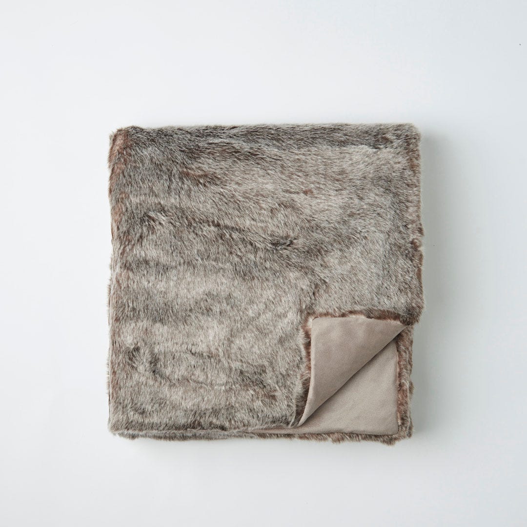 https://s3-ap-southeast-2.amazonaws.com/fusionfactory.commerceconnect.bbnt.production/pim_media/000/055/430/M_F-Arctic-Faux-Fur-Throw-Possum-12388014.jpg?1585096766