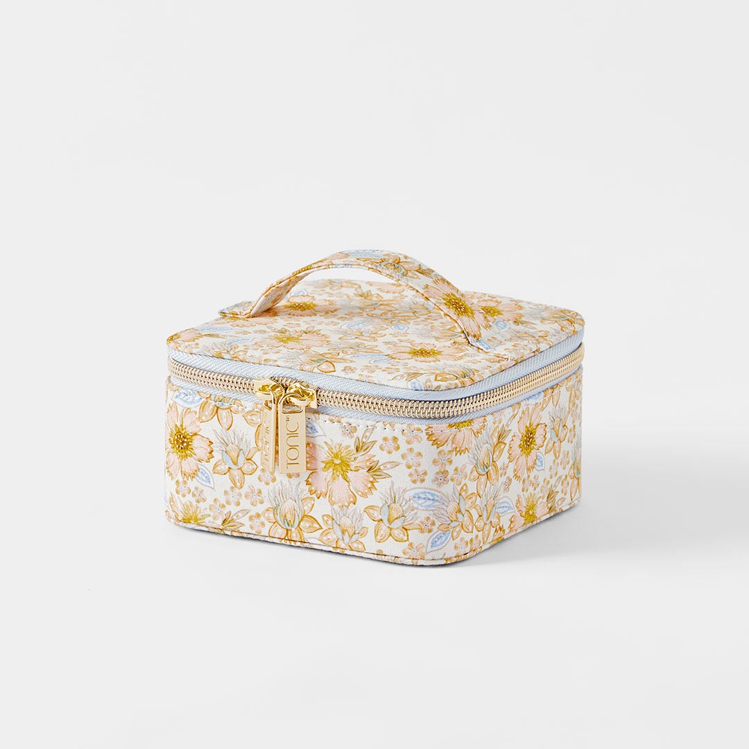 https://s3-ap-southeast-2.amazonaws.com/fusionfactory.commerceconnect.bbnt.production/pim_media/000/191/636/M_F-x-Tonic_Jewellery-Cube_Pink-Blue_22910103_SI.jpg?1742942659