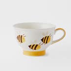 https://s3-ap-southeast-2.amazonaws.com/fusionfactory.commerceconnect.bbnt.production/pim_media/000/159/403/M_F_Bees-Pedestal-Tea-Cup_Yellow-Black-White_21833101_SI.jpg?1706140727