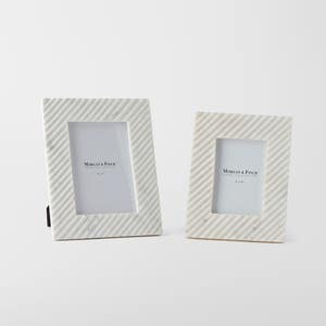 https://s3-ap-southeast-2.amazonaws.com/fusionfactory.commerceconnect.bbnt.production/pim_media/000/172/989/M_F_Delphi-Marble-Photo-Frame_White_25873_R_SI.jpg?1729119573