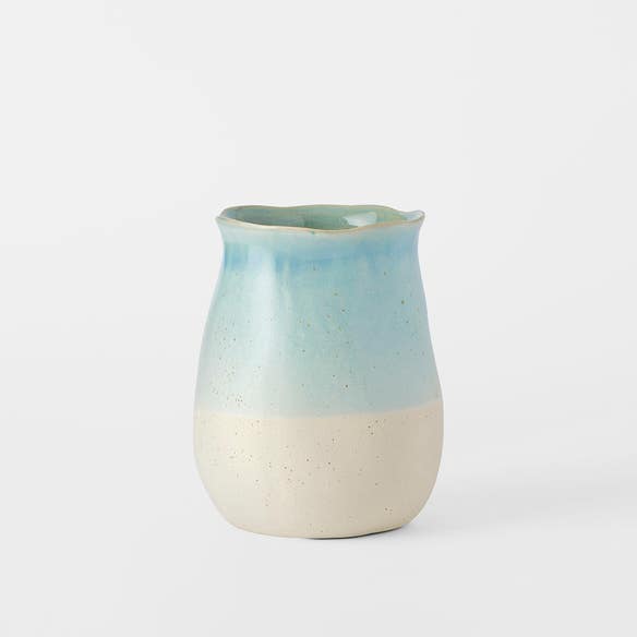 https://s3-ap-southeast-2.amazonaws.com/fusionfactory.commerceconnect.bbnt.production/pim_media/000/182/693/M_F_Dip-Ceramic-Vase-Med_Grey-Blue_26162701_SI.jpg?1734579332