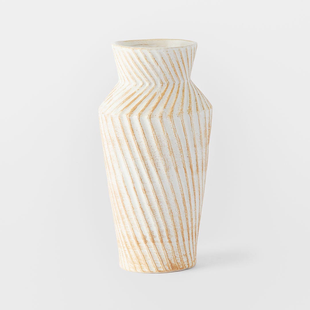 https://s3-ap-southeast-2.amazonaws.com/fusionfactory.commerceconnect.bbnt.production/pim_media/000/176/193/M_F_Fusion-Ceramic-Vase-Tall_White_26120801_SI.jpg?1731980446