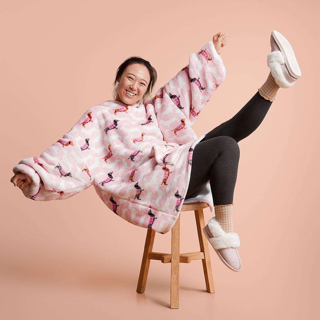 https://s3-ap-southeast-2.amazonaws.com/fusionfactory.commerceconnect.bbnt.production/pim_media/000/160/872/M_F_LS_W24_Flannelette_Campaign_Pink_Dachsie_Hooded_Sherpa_Talent-1_SI.jpg?1708649749