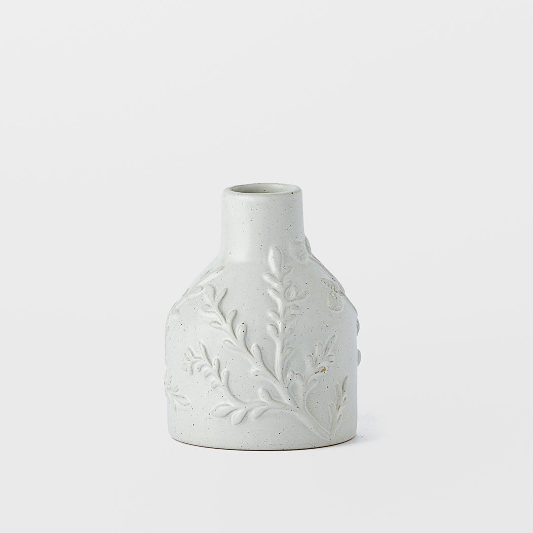https://s3-ap-southeast-2.amazonaws.com/fusionfactory.commerceconnect.bbnt.production/pim_media/000/169/318/M_F_Lucia-Embossed-Ceramic-Vase-Sml_White_25872001_SI.jpg?1725521596