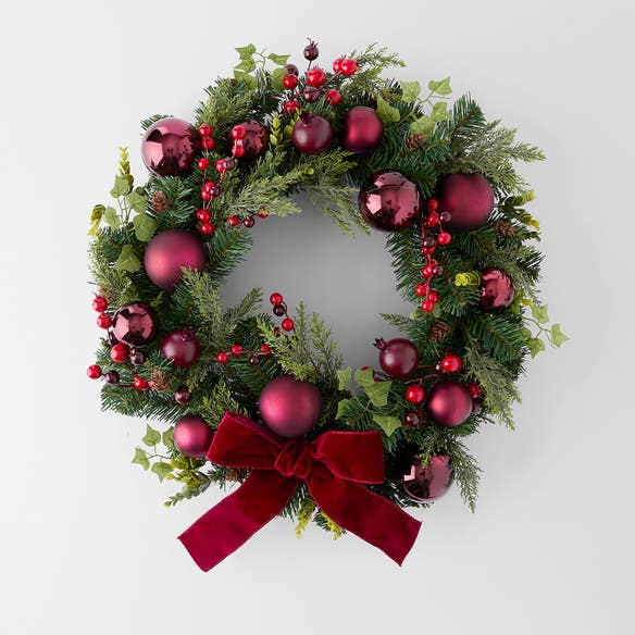 https://s3-ap-southeast-2.amazonaws.com/fusionfactory.commerceconnect.bbnt.production/pim_media/000/198/044/M_F_MR_66cm-Bauble-_-Velvet-Bow-Wreath_26275301_SI.jpg?1753150496