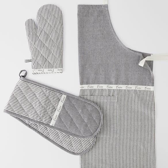 https://s3-ap-southeast-2.amazonaws.com/fusionfactory.commerceconnect.bbnt.production/pim_media/000/164/481/M_F_Marlton-Apron-Oven-Glove-Double_Charcoal-Ivory_20949_R_SI.jpg?1718069037