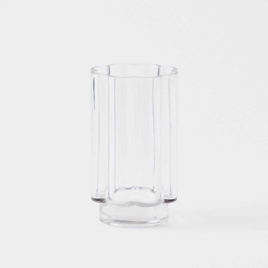 https://s3-ap-southeast-2.amazonaws.com/fusionfactory.commerceconnect.bbnt.production/pim_media/000/159/209/M_F_Pippa-Glass-Vase-Sml_Clear_23201201_SI.jpg?1705879493
