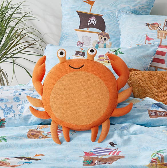 https://s3-ap-southeast-2.amazonaws.com/fusionfactory.commerceconnect.bbnt.production/pim_media/000/164/485/M_F_S24-25_Bedlinen_BOP_Ahoy_SQC_Cushion-Crab_SI.jpg?1718077649
