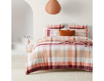 https://s3-ap-southeast-2.amazonaws.com/fusionfactory.commerceconnect.bbnt.production/pim_media/000/165/867/M_F_S24-25_Bedlinen_BOP_Arlo_Warm_QQC_SI.jpg?1720766557