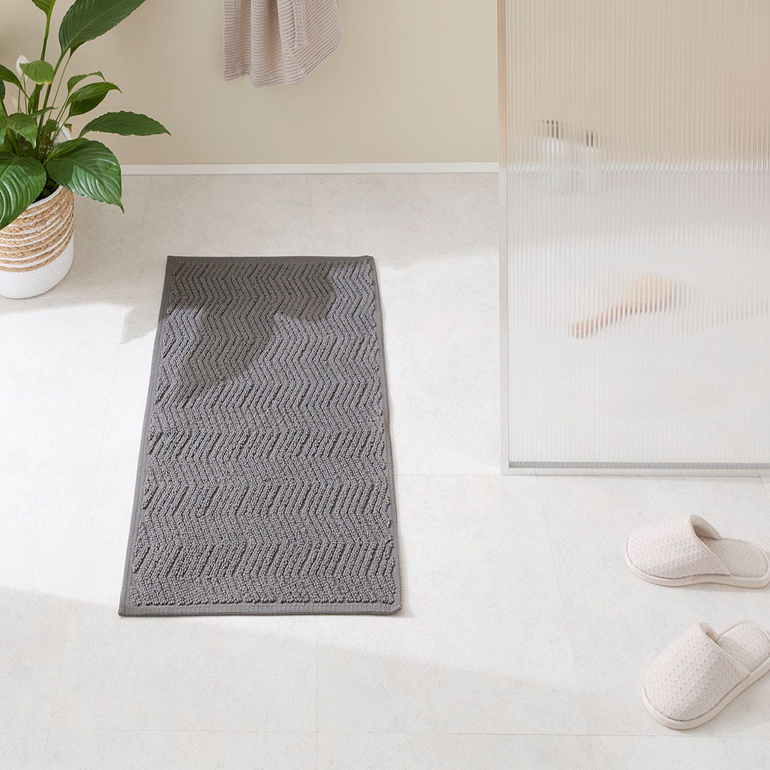 https://s3-ap-southeast-2.amazonaws.com/fusionfactory.commerceconnect.bbnt.production/pim_media/000/174/533/M_F_S24-25_Summer_LS_Studio_Bathmats-Chevron_BM_Charcoal_SI.jpg?1730152672