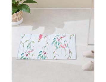 https://s3-ap-southeast-2.amazonaws.com/fusionfactory.commerceconnect.bbnt.production/pim_media/000/174/609/M_F_S24-25_Summer_LS_Studio_Bathmats-Veour_BM_Bushland_SI_-_Copy.jpg?1730161537