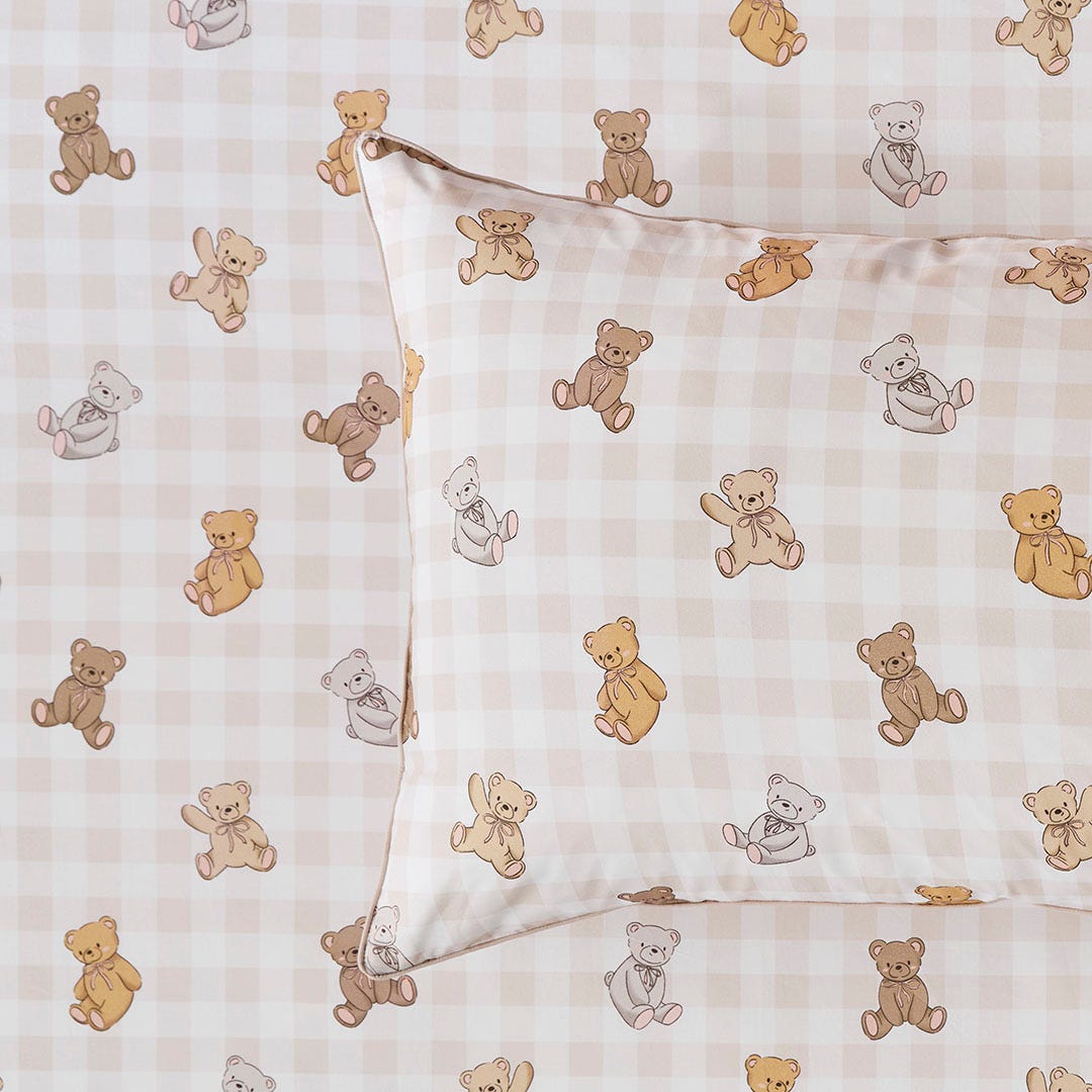 https://s3-ap-southeast-2.amazonaws.com/fusionfactory.commerceconnect.bbnt.production/pim_media/000/194/838/M_F_S25-26_Bedlinen_BOP_Cuddly_Bear_QQC_Detail-2_SI.jpg?1747016810