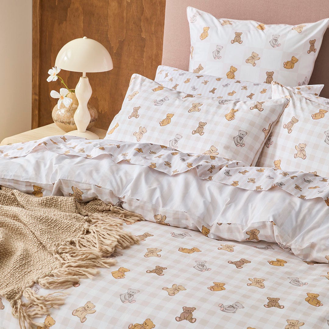 https://s3-ap-southeast-2.amazonaws.com/fusionfactory.commerceconnect.bbnt.production/pim_media/000/194/840/M_F_S25-26_Bedlinen_BOP_Cuddly_Bear_QQC_Marketing_Detail-1_SI.jpg?1747016810