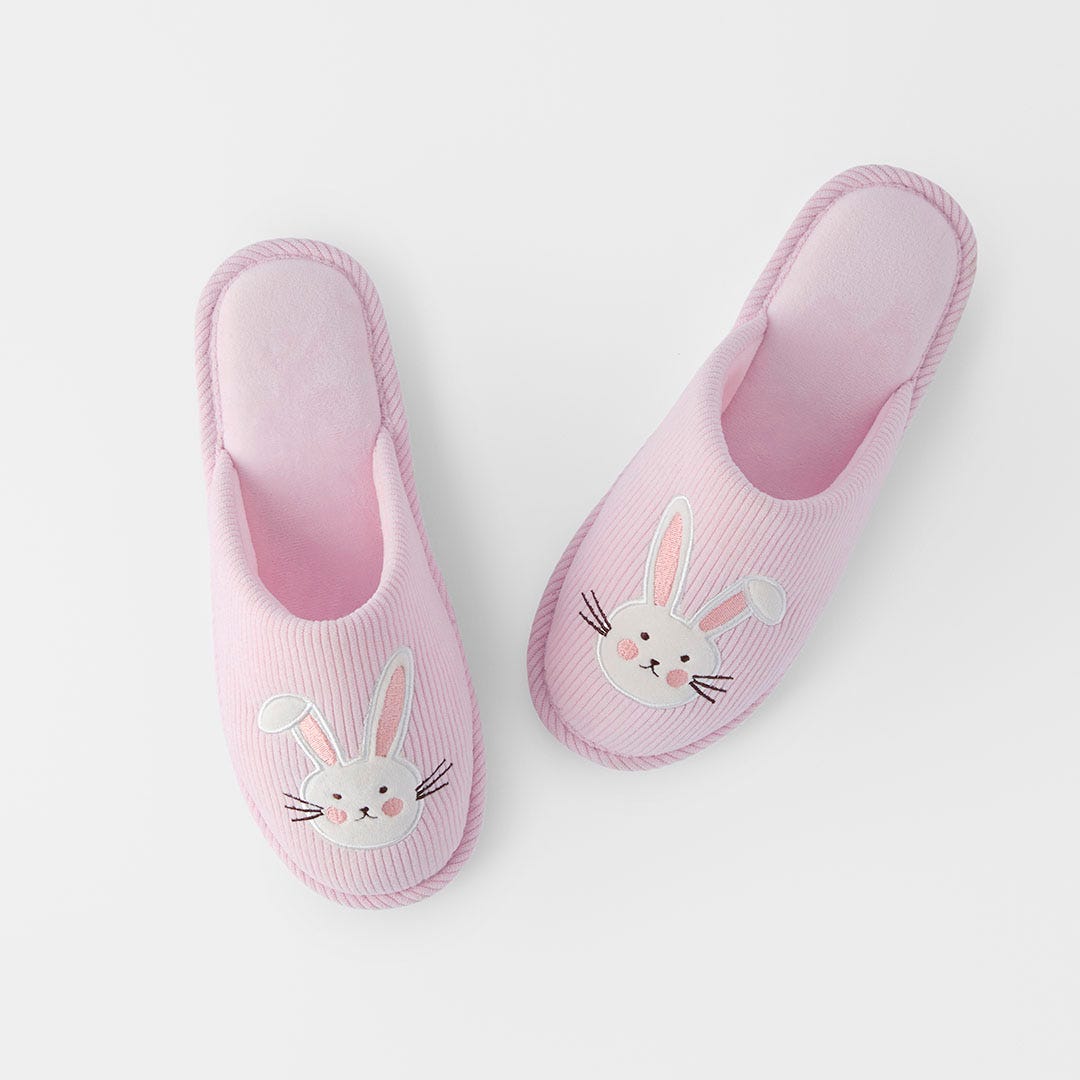 https://s3-ap-southeast-2.amazonaws.com/fusionfactory.commerceconnect.bbnt.production/pim_media/000/200/766/M_F_S25-26_Cotton-Tail-Slippers-S-M_Cotton-Tail_26556201_SI.jpg?1757475052