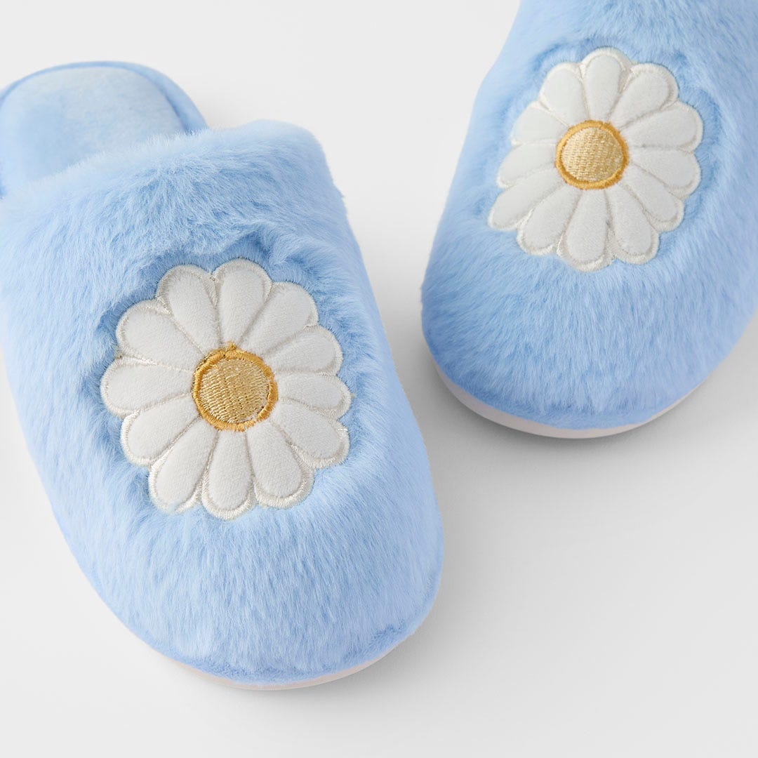 https://s3-ap-southeast-2.amazonaws.com/fusionfactory.commerceconnect.bbnt.production/pim_media/000/200/743/M_F_S25-26_Daisy-Slippers-S-M_Daisy_26556801_Detail_SI.jpg?1757473694