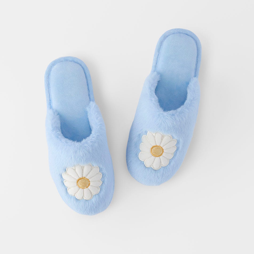 https://s3-ap-southeast-2.amazonaws.com/fusionfactory.commerceconnect.bbnt.production/pim_media/000/200/744/M_F_S25-26_Daisy-Slippers-S-M_Daisy_26556801_SI.jpg?1757473719