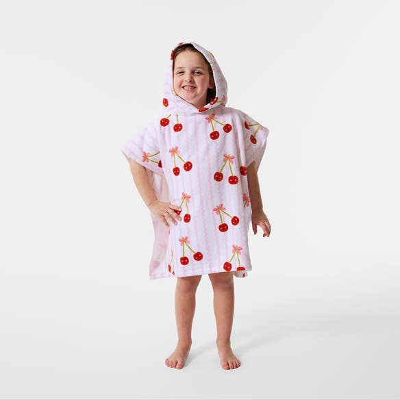 https://s3-ap-southeast-2.amazonaws.com/fusionfactory.commerceconnect.bbnt.production/pim_media/000/198/543/M_F_S25-26_Ecom_Outdoor_Kids_Hooded_Towel_Happy_Cherries_SI.jpg?1753857710