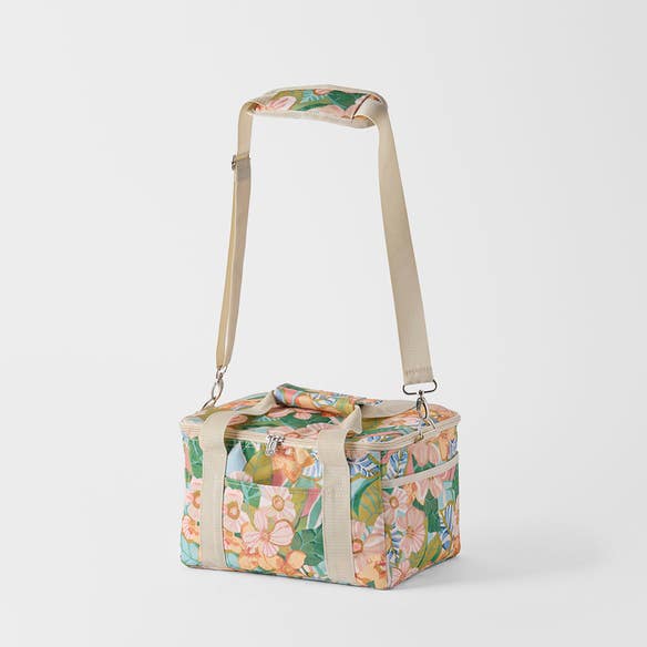 https://s3-ap-southeast-2.amazonaws.com/fusionfactory.commerceconnect.bbnt.production/pim_media/000/198/783/M_F_S25-26_Juna-Lunch-Picnic-Bag_Green-Pink_26469301_SI.jpg?1754355849