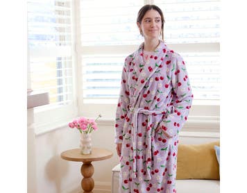https://s3-ap-southeast-2.amazonaws.com/fusionfactory.commerceconnect.bbnt.production/pim_media/000/192/400/M_F_W25_LS_Studio_Winter_Essentials_Novelty-SHOT-19_Robe_Sweet-Cherry-4797_SI.jpg?1743482814