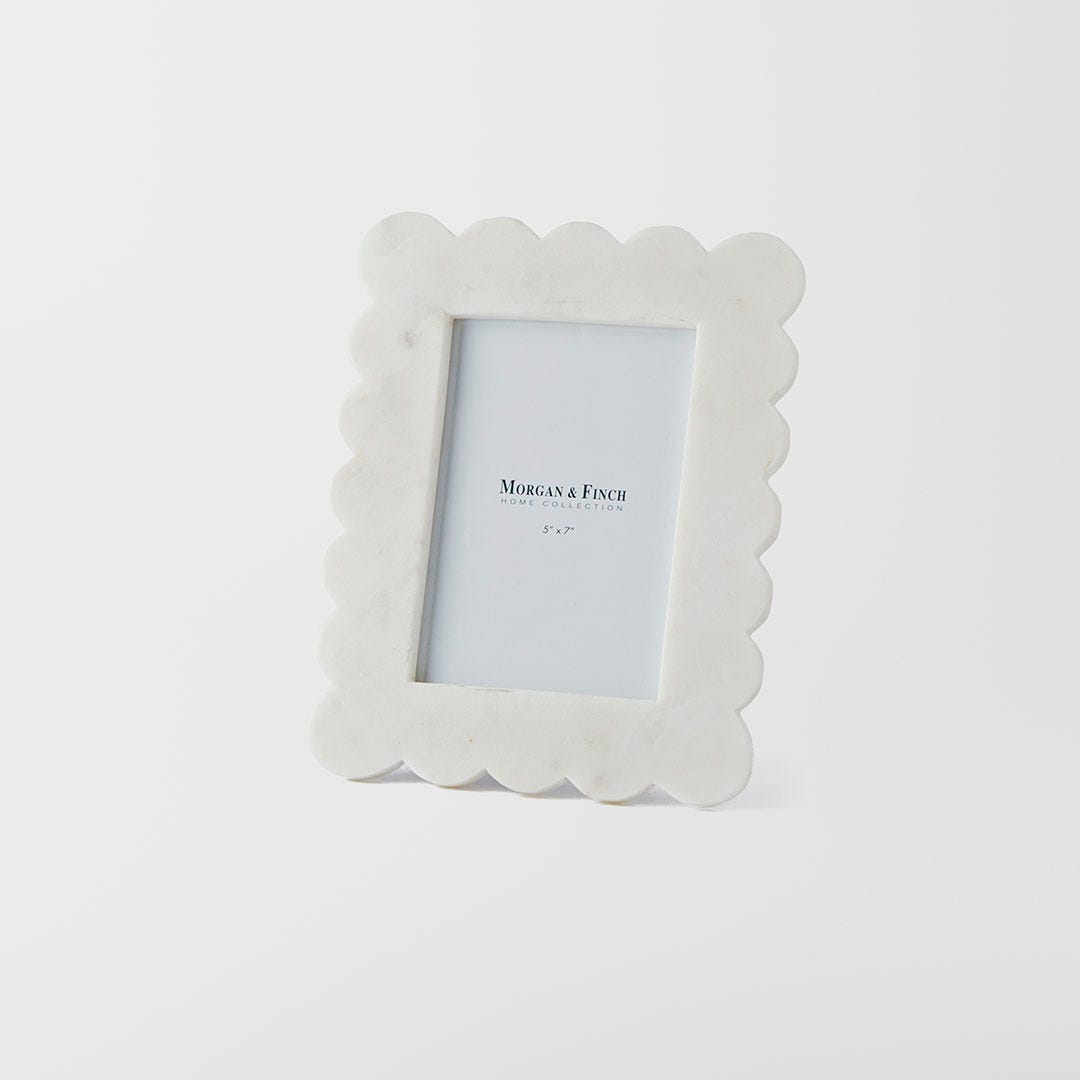https://s3-ap-southeast-2.amazonaws.com/fusionfactory.commerceconnect.bbnt.production/pim_media/000/172/997/M_F_Scallop-Marble-Photo-Frame-5X7_White_25873501_SI.jpg?1729119805