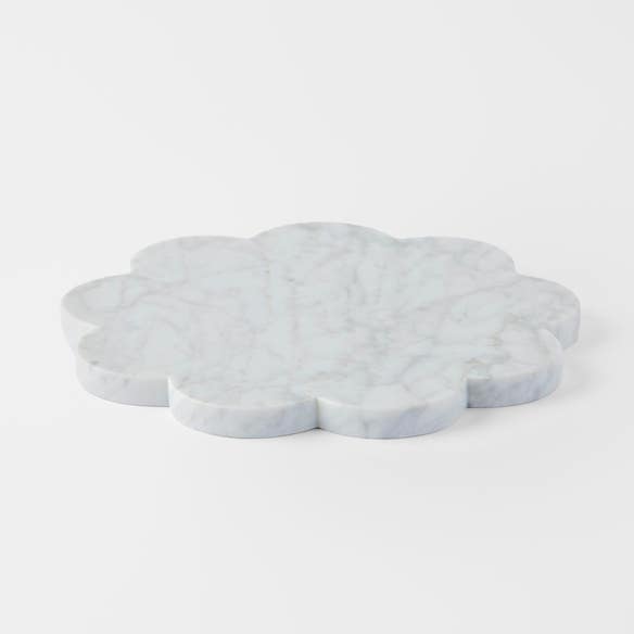 https://s3-ap-southeast-2.amazonaws.com/fusionfactory.commerceconnect.bbnt.production/pim_media/000/185/170/M_F_Scalloped-Marble-Tray_White_26150902_SI.jpg?1734669632