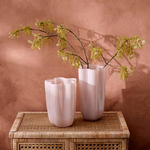 https://s3-ap-southeast-2.amazonaws.com/fusionfactory.commerceconnect.bbnt.production/pim_media/000/170/622/M_F_Summer_S24-25_LS_Studio_Decorator_Amara_Lrg_Sml_Pink_SI.jpg?1727149415
