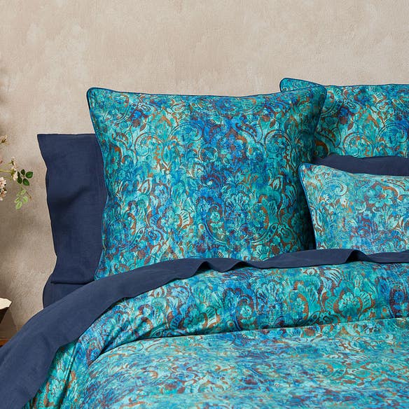 https://s3-ap-southeast-2.amazonaws.com/fusionfactory.commerceconnect.bbnt.production/pim_media/000/161/230/M_F_W24_Bedlinen_BOP_Donato_QQC_Euro_SI.jpg?1709162674
