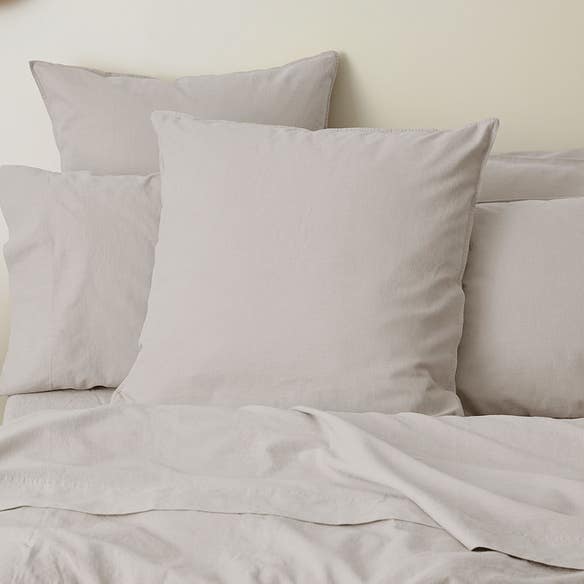 https://s3-ap-southeast-2.amazonaws.com/fusionfactory.commerceconnect.bbnt.production/pim_media/000/158/025/M_F_W24_Bedlinen_BOP_Olsen_Platinum_QQC_Euro_SI.jpg?1704245622