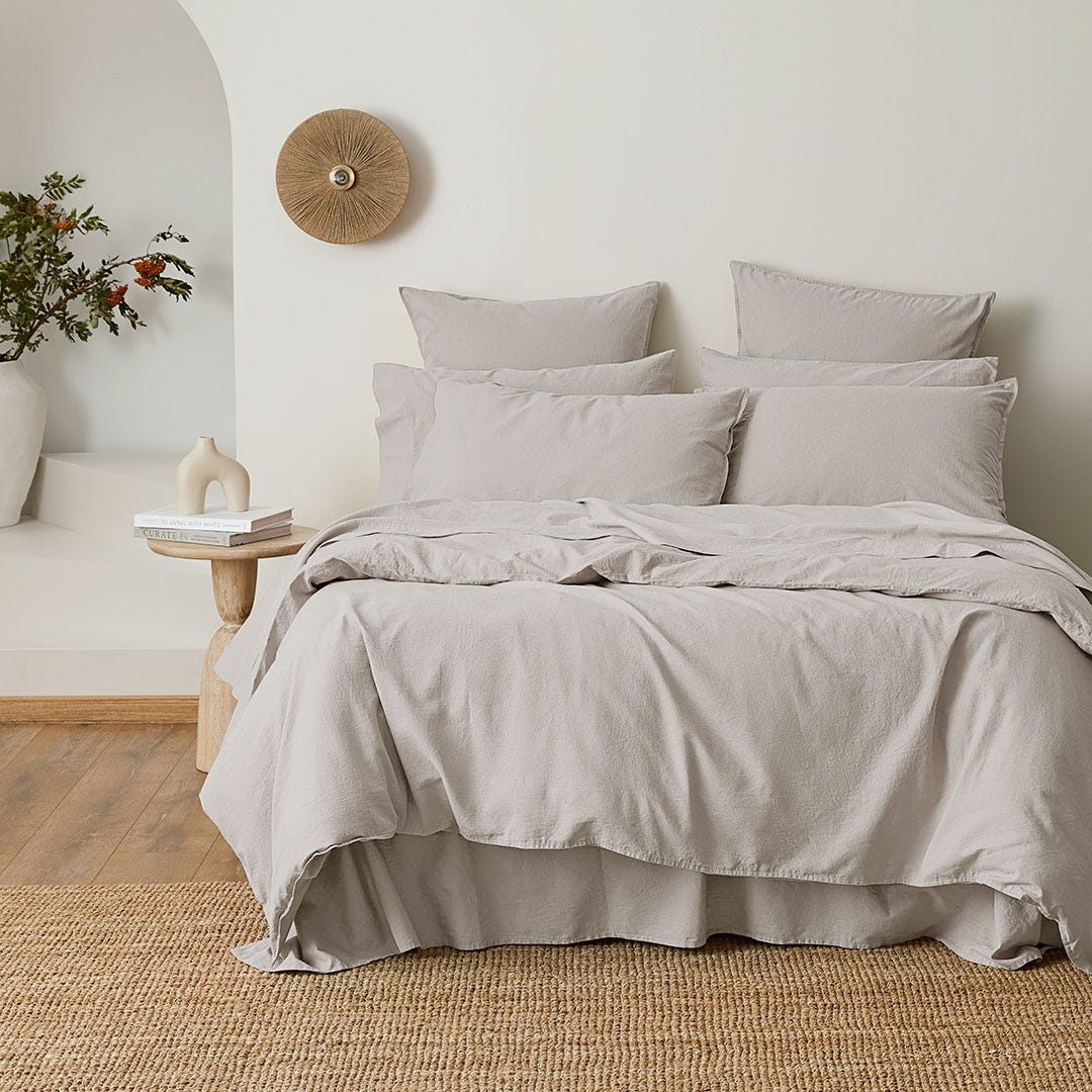 https://s3-ap-southeast-2.amazonaws.com/fusionfactory.commerceconnect.bbnt.production/pim_media/000/158/002/M_F_W24_Bedlinen_BOP_Olsen_Platinum_QQC_SI.jpg?1704244692