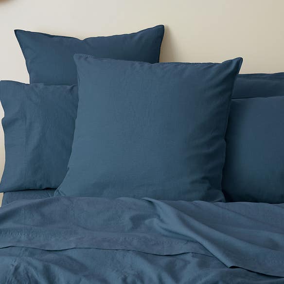 https://s3-ap-southeast-2.amazonaws.com/fusionfactory.commerceconnect.bbnt.production/pim_media/000/157/970/M_F_W24_Bedlinen_BOP_Olsen_Slate-Blue_QQC_Euro_SI.jpg?1704242111