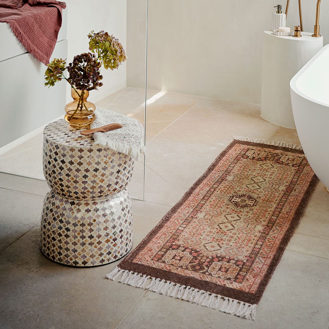 https://s3-ap-southeast-2.amazonaws.com/fusionfactory.commerceconnect.bbnt.production/pim_media/000/160/589/M_F_W24_LS_Bathroom-Bath_Mat_Andes_BR-Rust_SI.jpg?1708402251