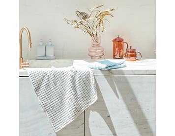https://s3-ap-southeast-2.amazonaws.com/fusionfactory.commerceconnect.bbnt.production/pim_media/000/163/262/M_F_W24_LS_Tea-Towels-Waffle_Slate_Blue_Set_SI.jpg?1714453869