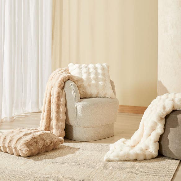 https://s3-ap-southeast-2.amazonaws.com/fusionfactory.commerceconnect.bbnt.production/pim_media/000/161/320/M_F_W24_LS_Throw_Cushion_Blanket_Faux_Fur_Malmo_Ivory_Pumice_SI.jpg?1709166669