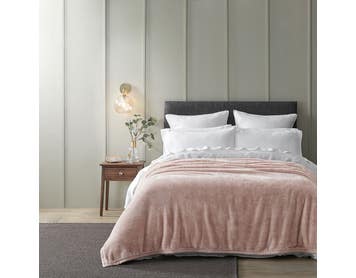 https://s3-ap-southeast-2.amazonaws.com/fusionfactory.commerceconnect.bbnt.production/pim_media/000/159/600/M_F_W24_Luxton_Blanket_Blush_SI.jpg?1706747854