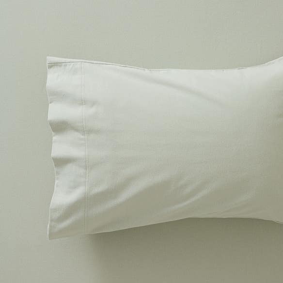 https://s3-ap-southeast-2.amazonaws.com/fusionfactory.commerceconnect.bbnt.production/pim_media/000/188/125/M_F_W24_Sheet-Sets_Flannelette_Sage_Plain-Dye-Detail_SI.jpg?1737526386