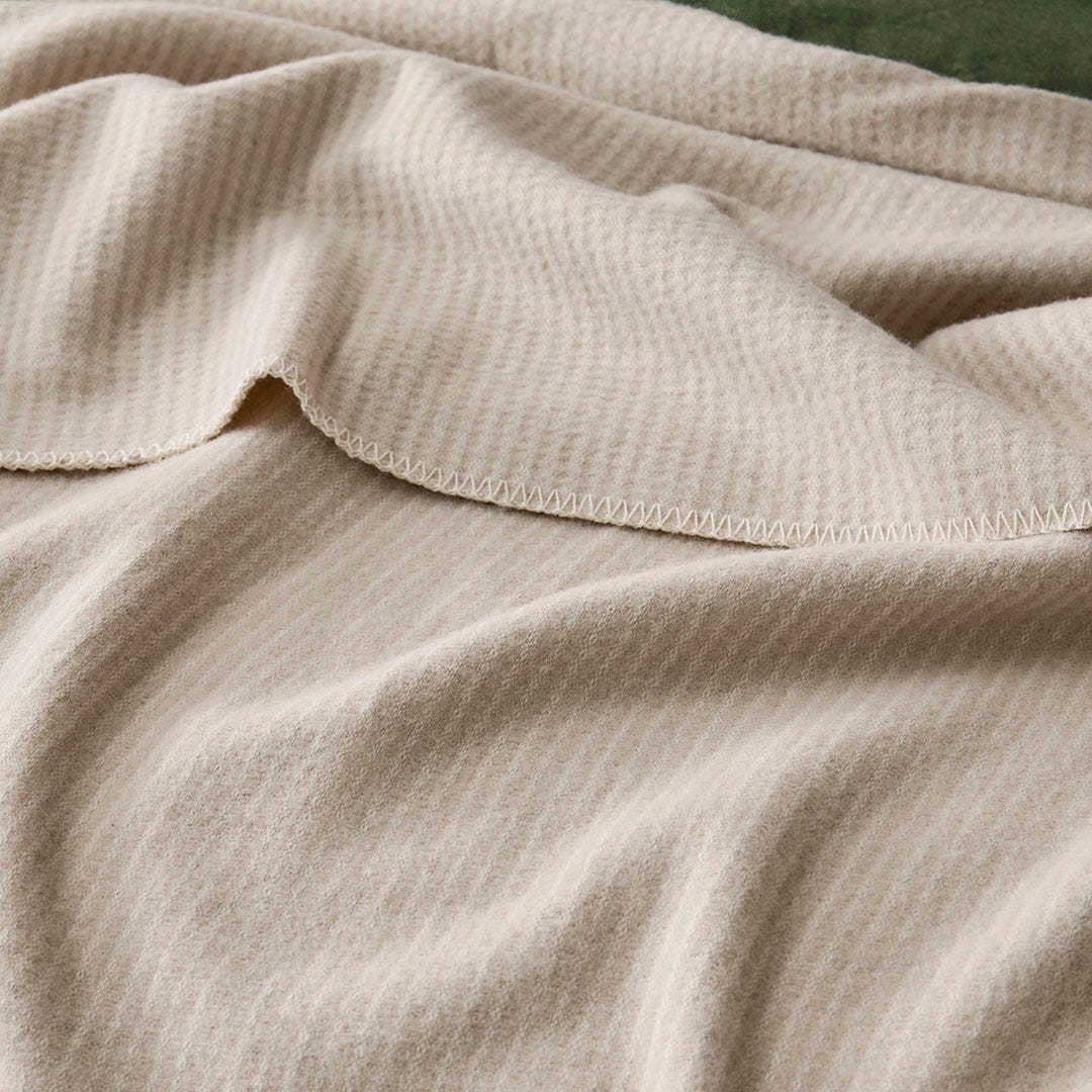 https://s3-ap-southeast-2.amazonaws.com/fusionfactory.commerceconnect.bbnt.production/pim_media/000/176/289/M_F_W25_Bedlinen_BOP_Beckett_Blanket_Natural_Detail_SI.jpg?1731988723