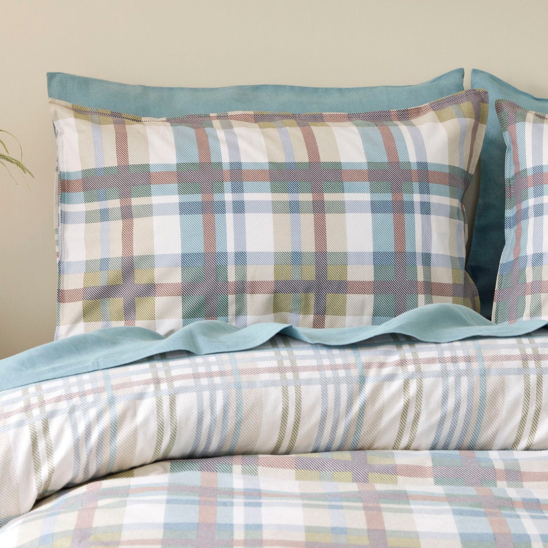 https://s3-ap-southeast-2.amazonaws.com/fusionfactory.commerceconnect.bbnt.production/pim_media/000/188/319/M_F_W25_Bedlinen_BOP_Flannelette_Hebden_QQC_Pillow_SI.jpg?1737596244