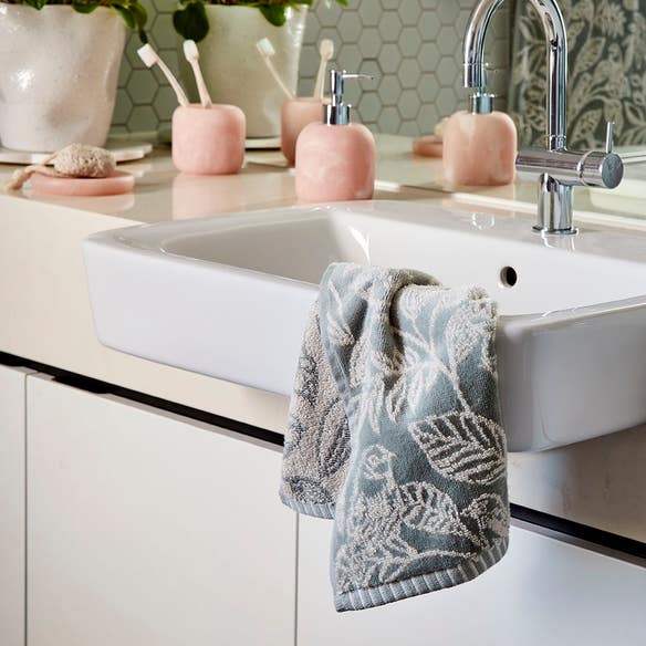 https://s3-ap-southeast-2.amazonaws.com/fusionfactory.commerceconnect.bbnt.production/pim_media/000/191/826/M_F_W25_LS_Location_Bathroom_Birdsong_Mineral_Green_Hand_Towel_HT_Elle_Acessory_SI.jpg?1743038393
