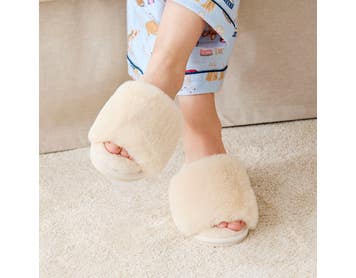 https://s3-ap-southeast-2.amazonaws.com/fusionfactory.commerceconnect.bbnt.production/pim_media/000/190/026/M_F_W25_Studio_LS_Flannelette_Shot_51_Fur_Light_Cream-097_SI.jpg?1740450146